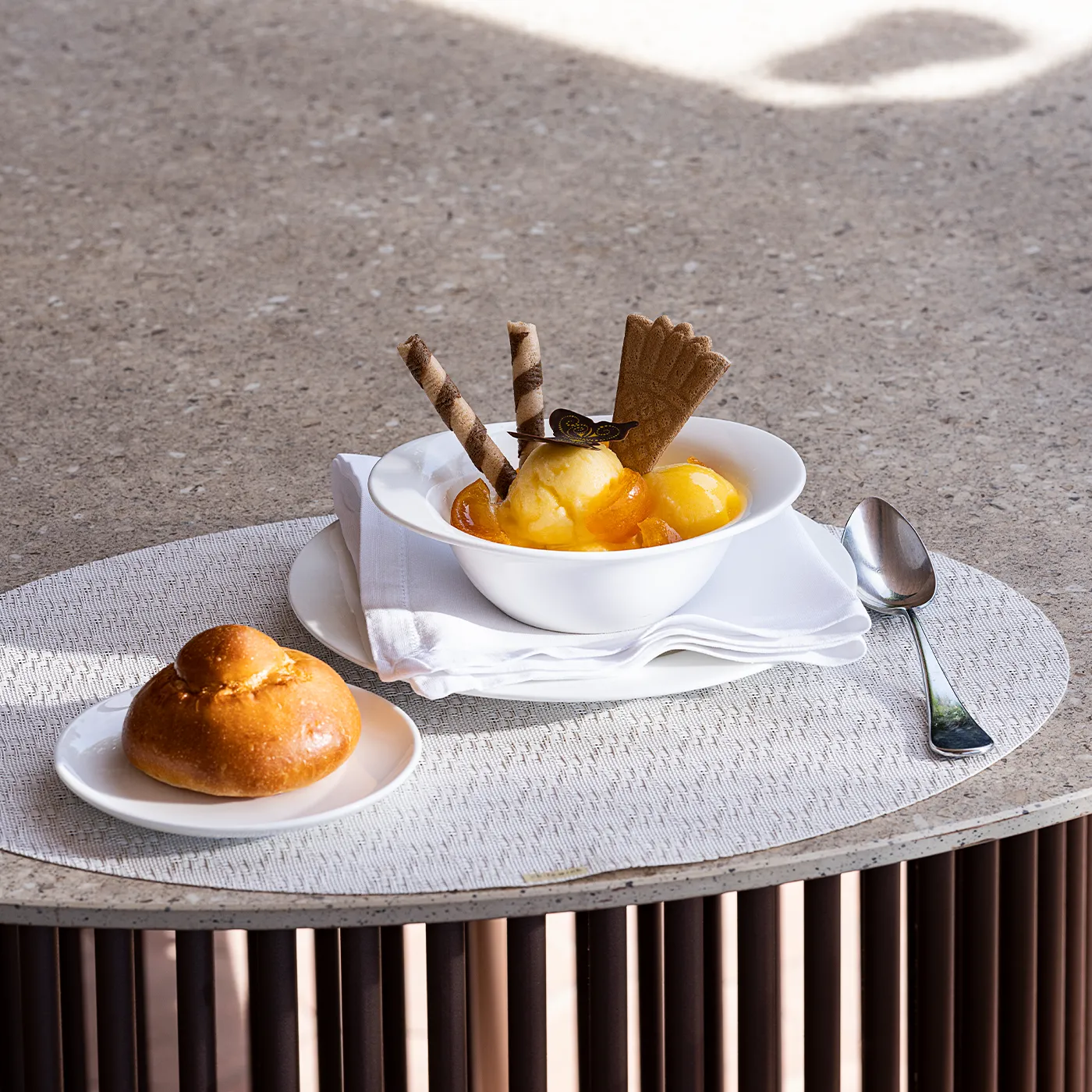 Dolce della tradizione siciliana al Ristorante Federico II con gelato agrumato guarnito da cialde e brioche col tuppo.