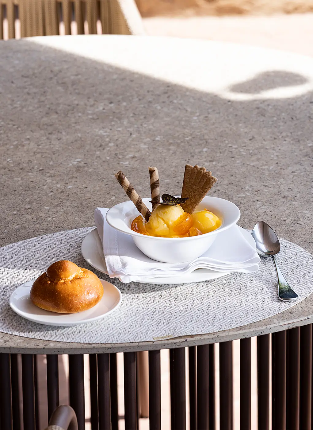 Granita siciliana con cialde e brioche col tuppo servite su un tavolo all'aperto del Villa Athena Resort.